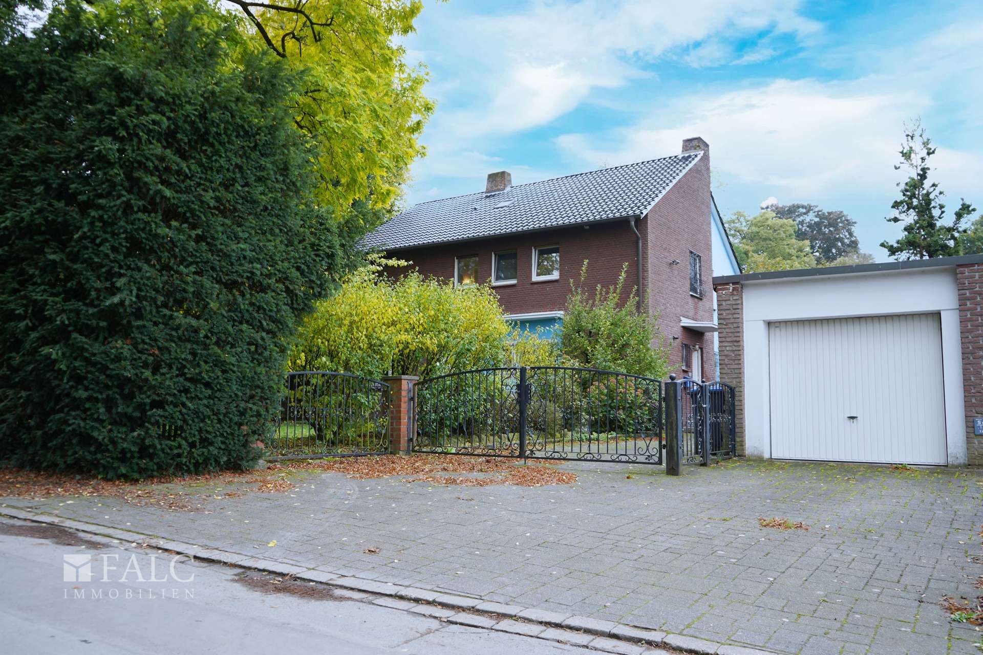 Haus Ansicht mit Garage